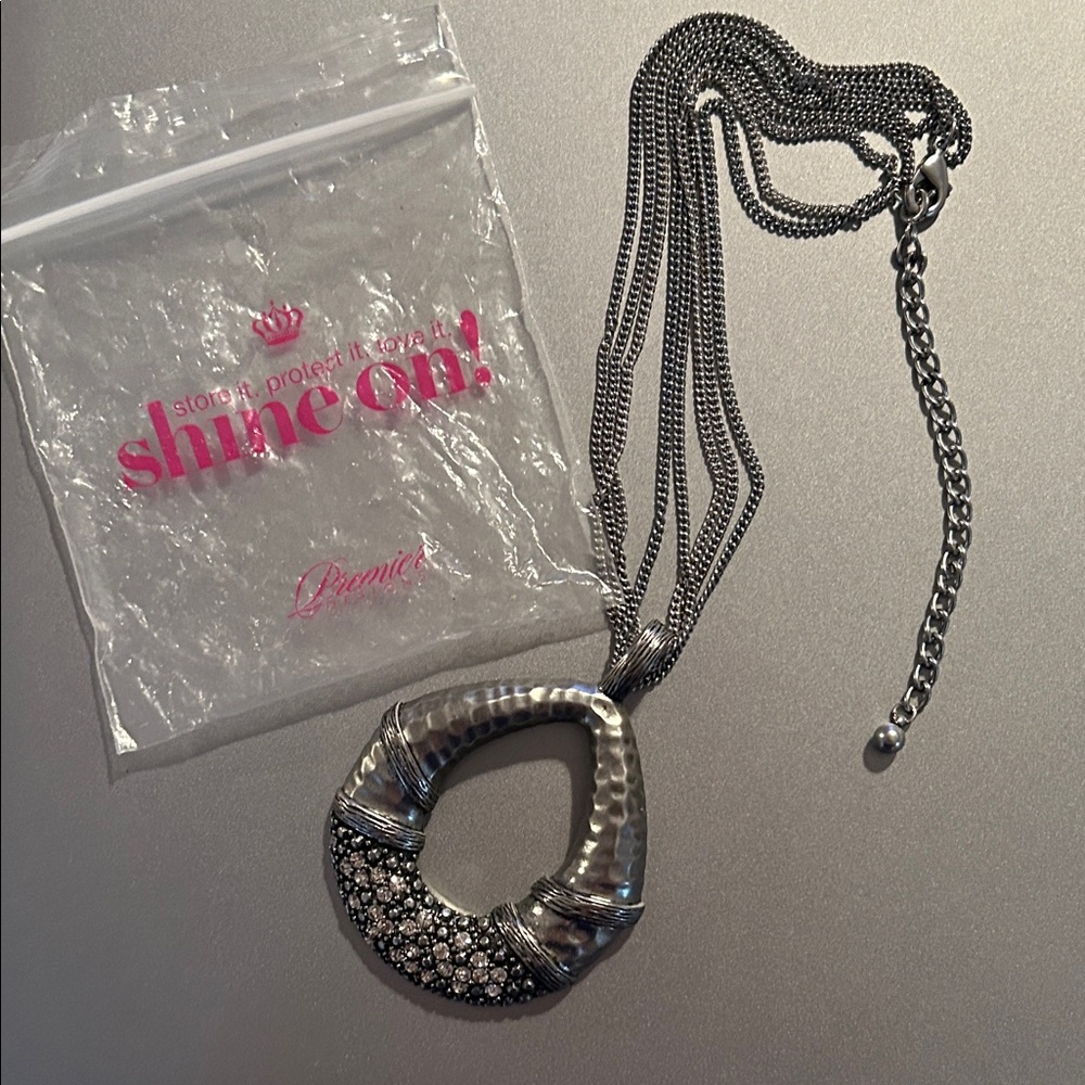 Silvertone necklace